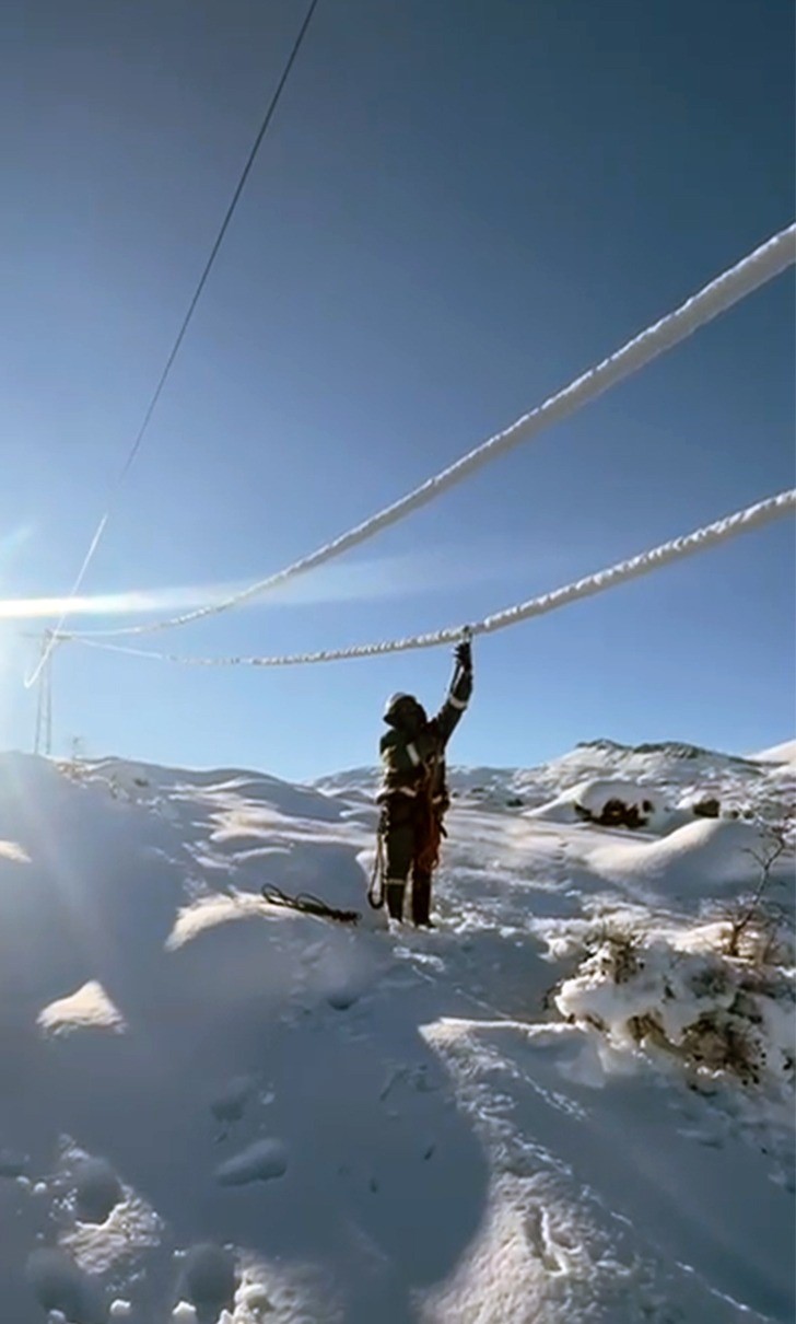Elektrik şirketi ekipleri, kar yağışının 1 metreyi aştığı bölgede çalışmalarını sürdürüyor
