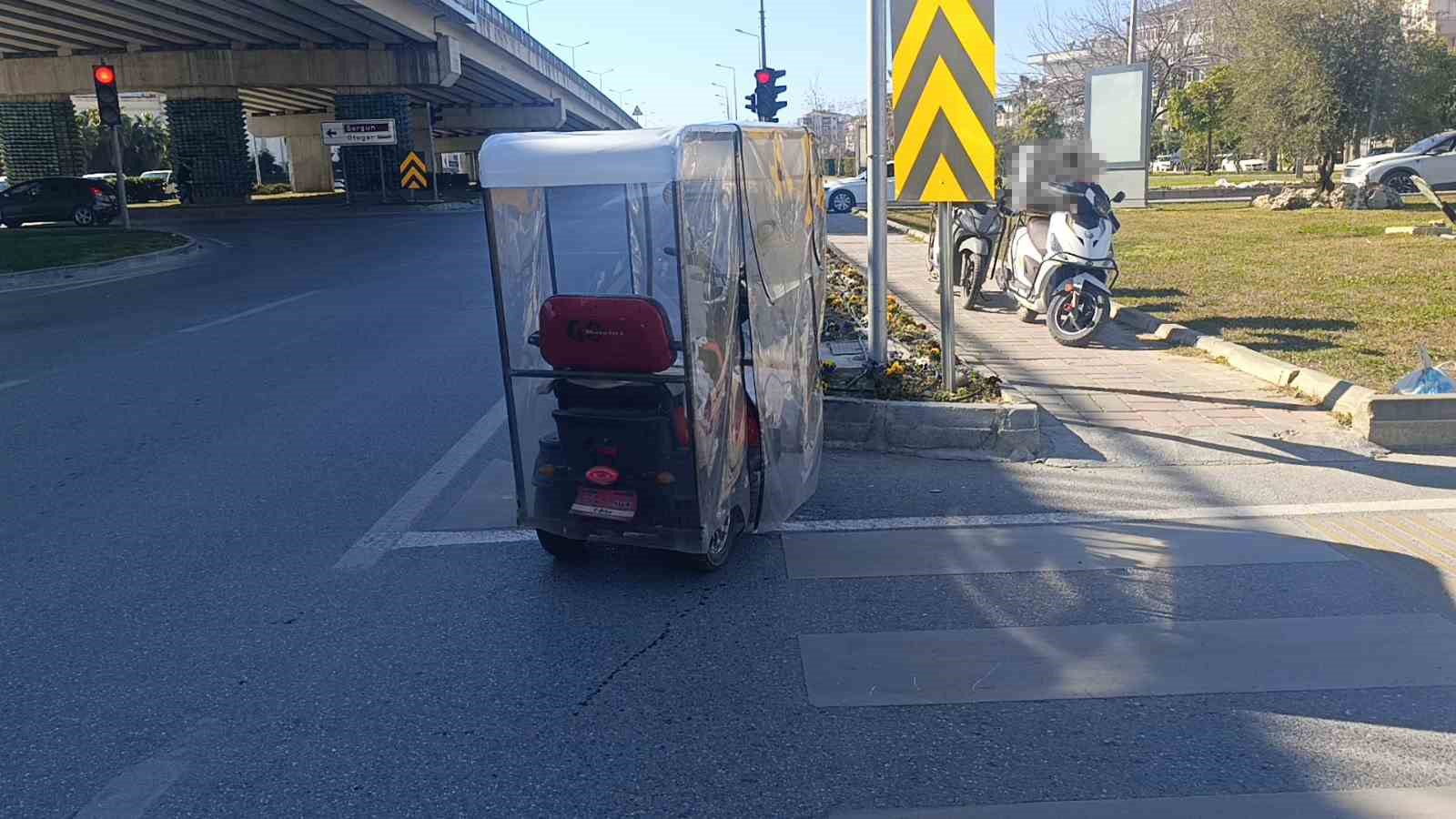 Elektrikli bisiklet ile motosiklet çarpıştı: 1 yaralı
