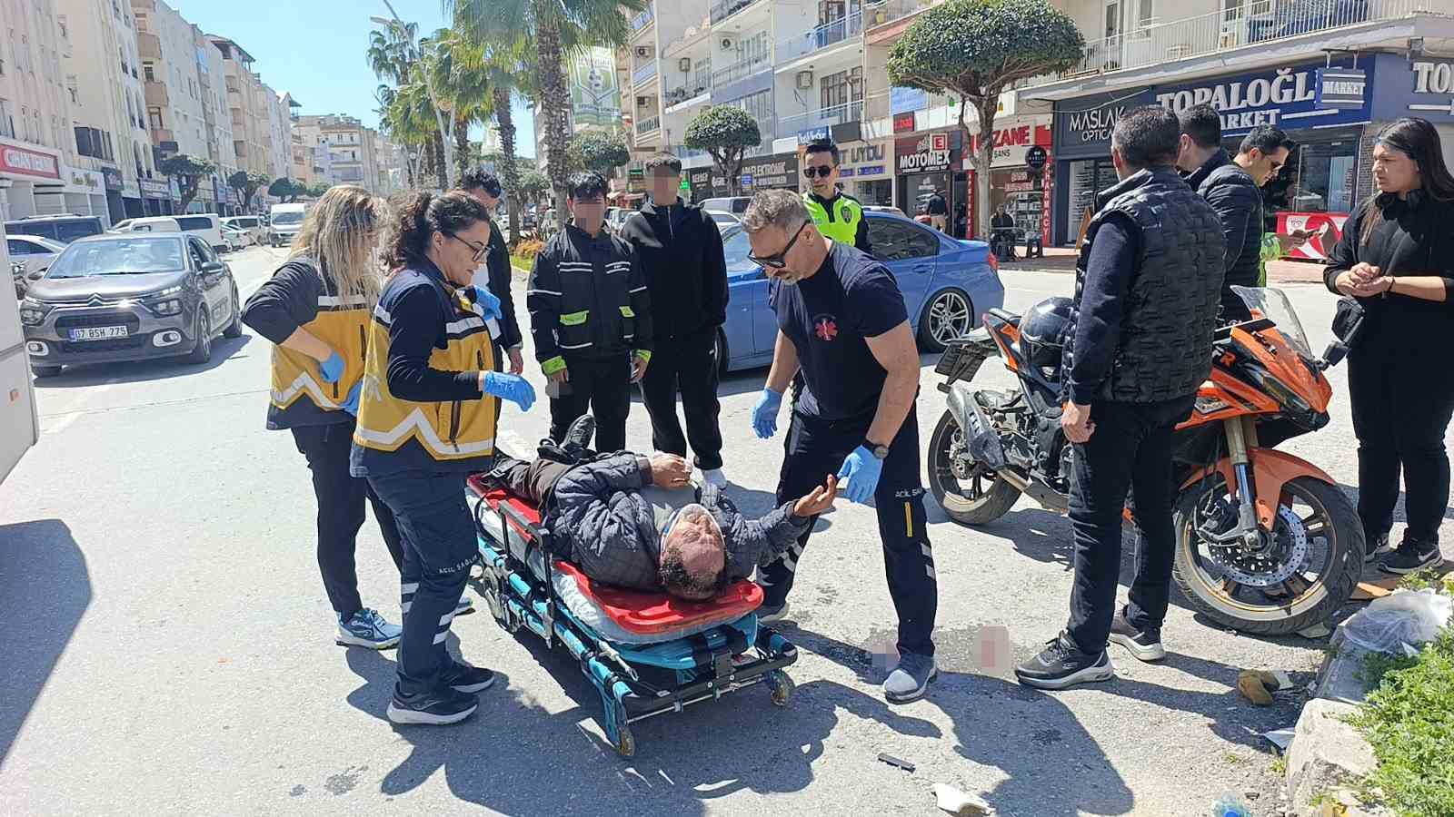 Elektrikli bisiklet ile motosikletin çarpışma anı kamerada: 3 yaralı
