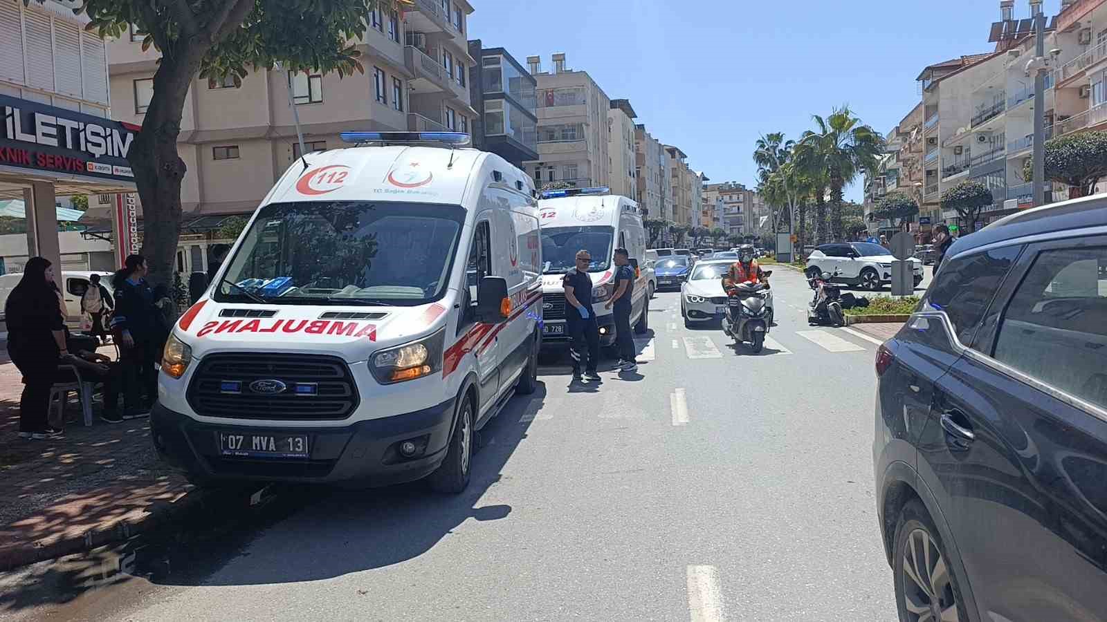 Elektrikli bisiklet ile motosikletin çarpışma anı kamerada: 3 yaralı
