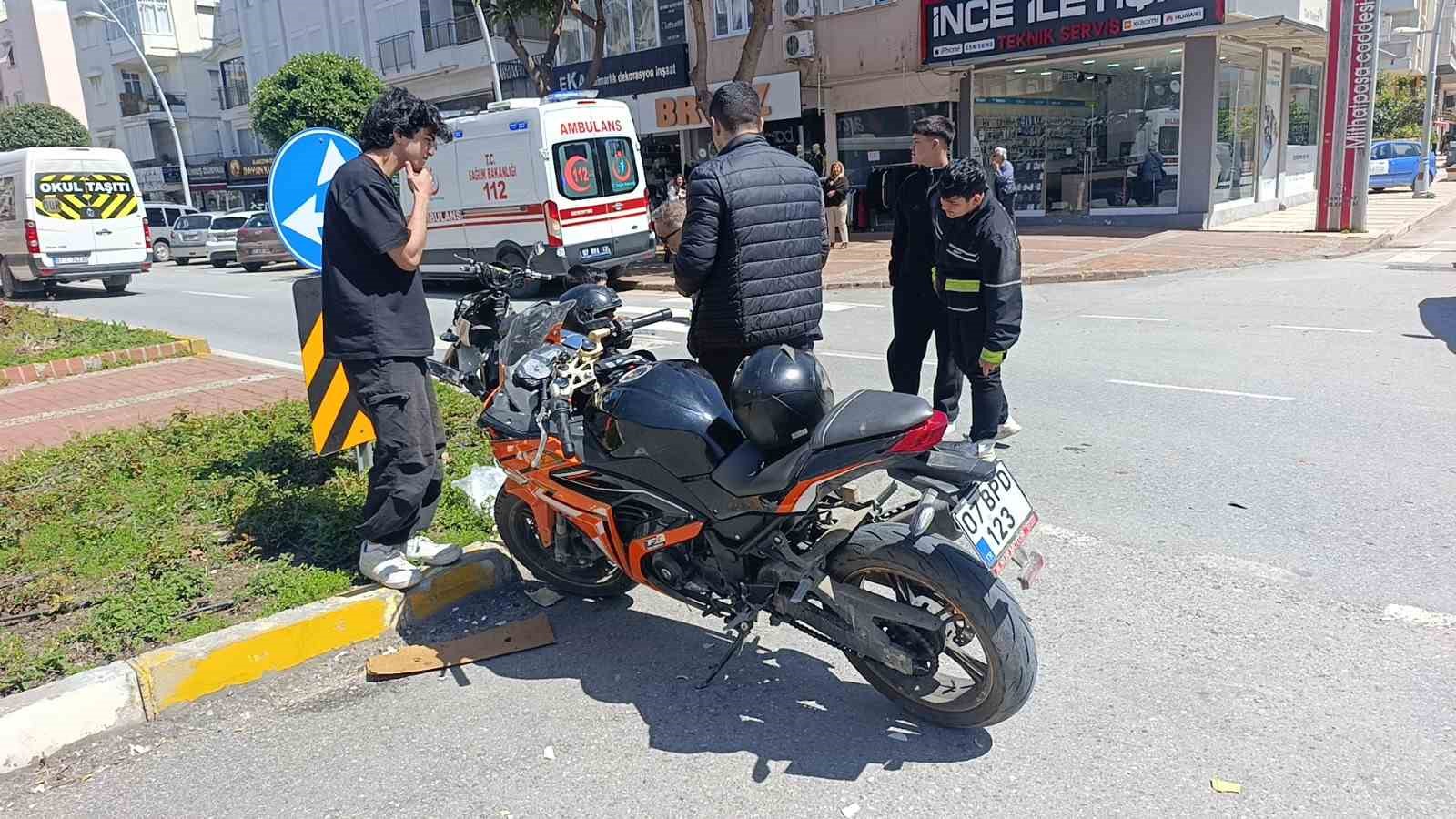 Elektrikli bisiklet ile motosikletin çarpışma anı kamerada: 3 yaralı
