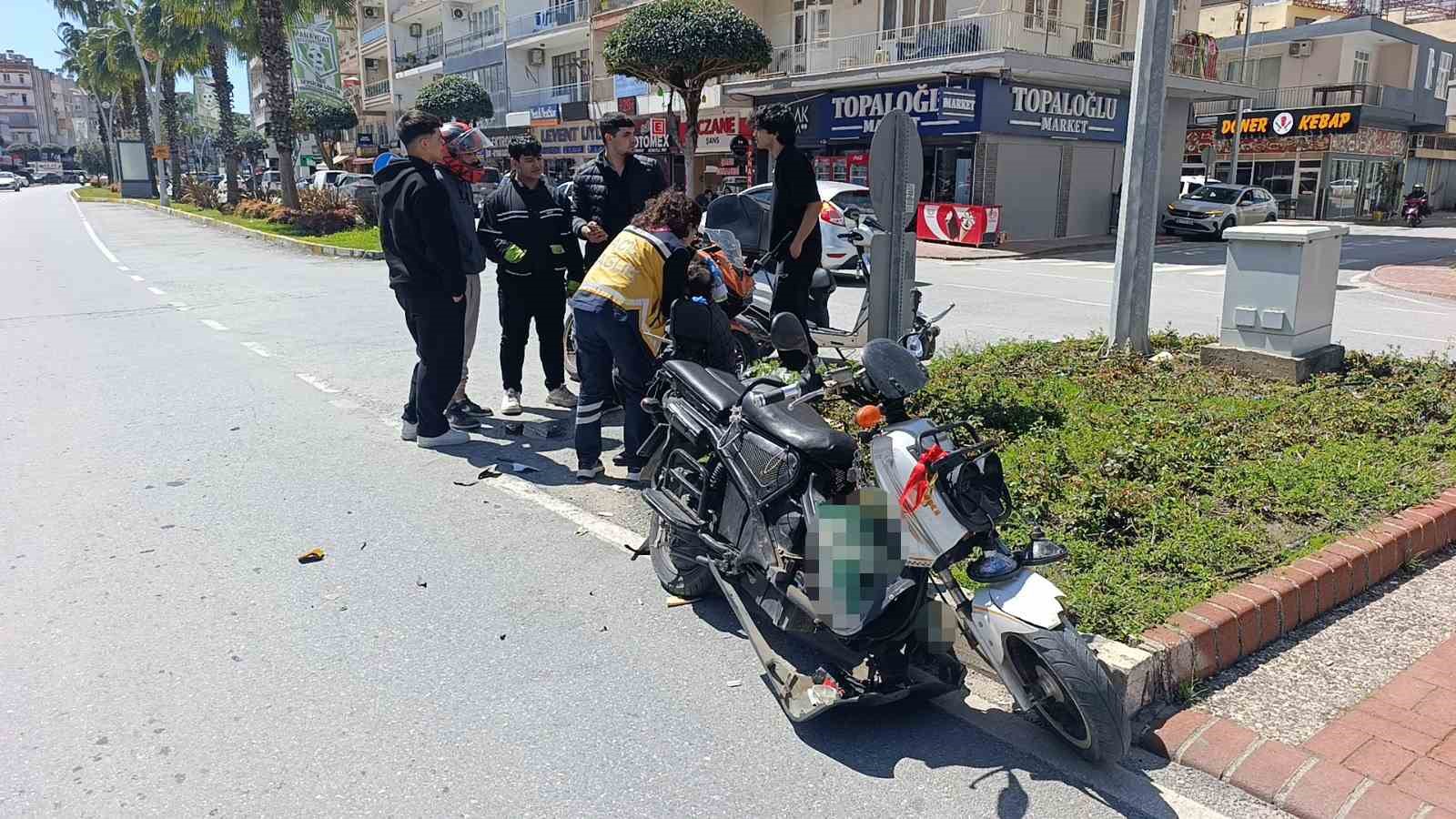 Elektrikli bisiklet ile motosikletin çarpışma anı kamerada: 3 yaralı
