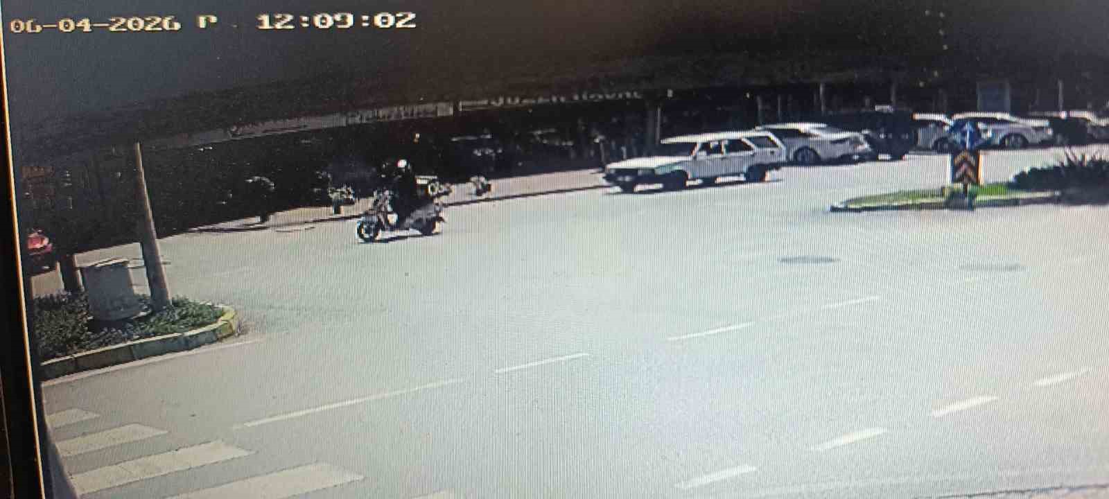 Elektrikli bisiklet ile motosikletin çarpışma anı kamerada: 3 yaralı
