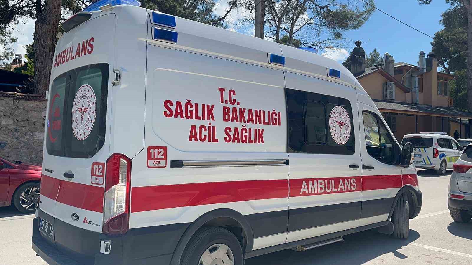 Elektrikli bisiklet park halindeki otomobile çarptı
