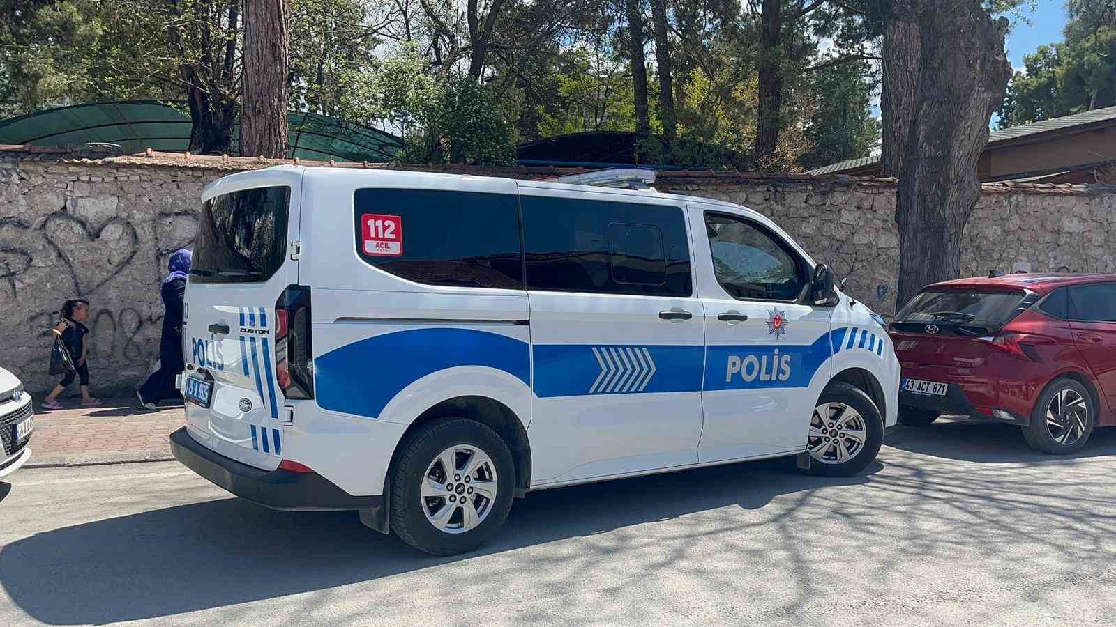 Elektrikli bisiklet park halindeki otomobile çarptı
