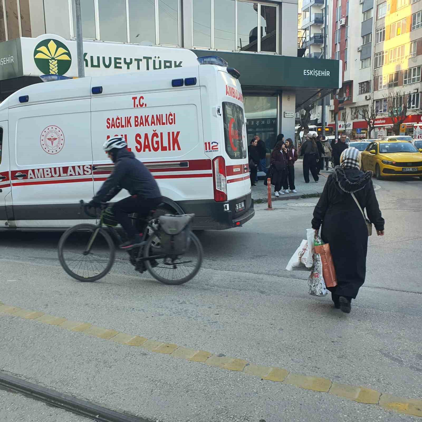 Elektrikli bisiklet, servis aracıyla çarpıştı: 1 yaralı
