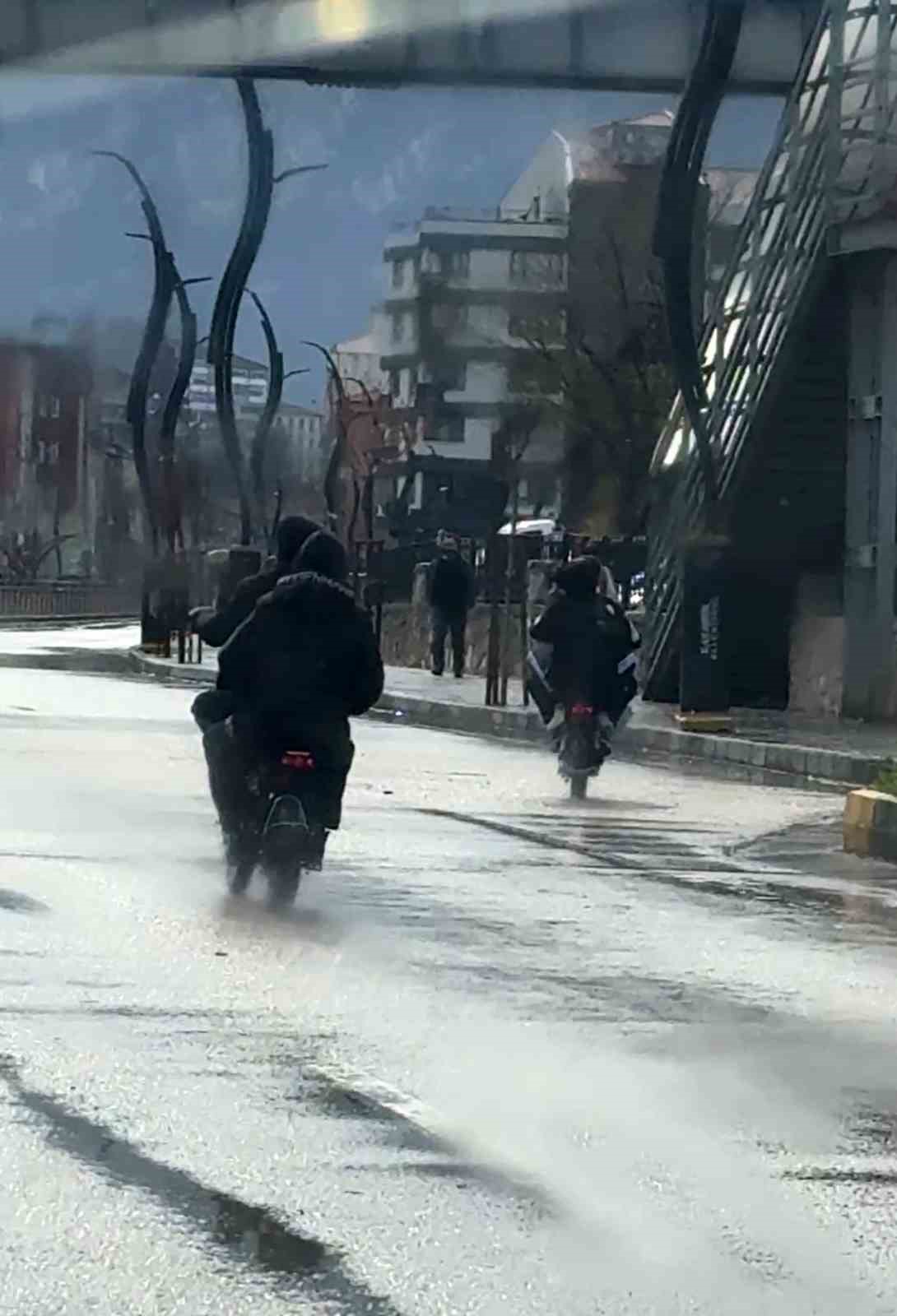 Elektrikli bisikletlerde tehlikeli yolculuklar kamerada
