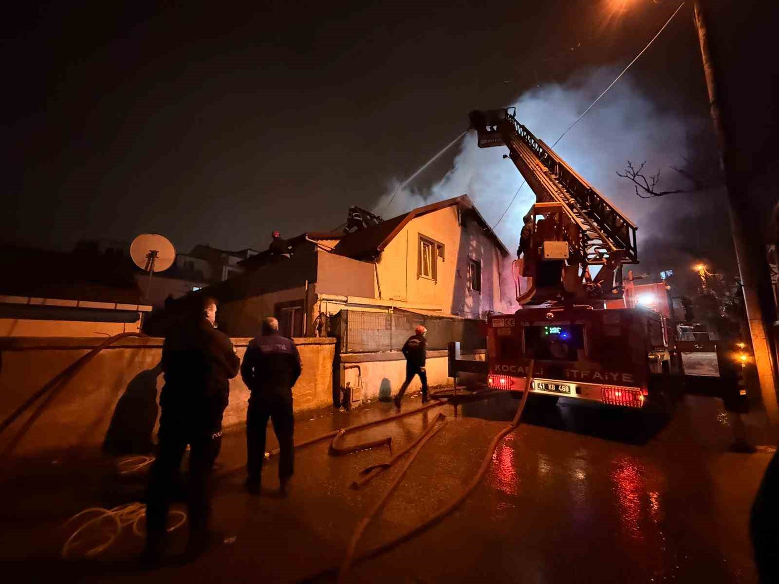 Elektrikli ısıtıcı evi alev alev yaktı: 3 kişi dumandan etkilendi
