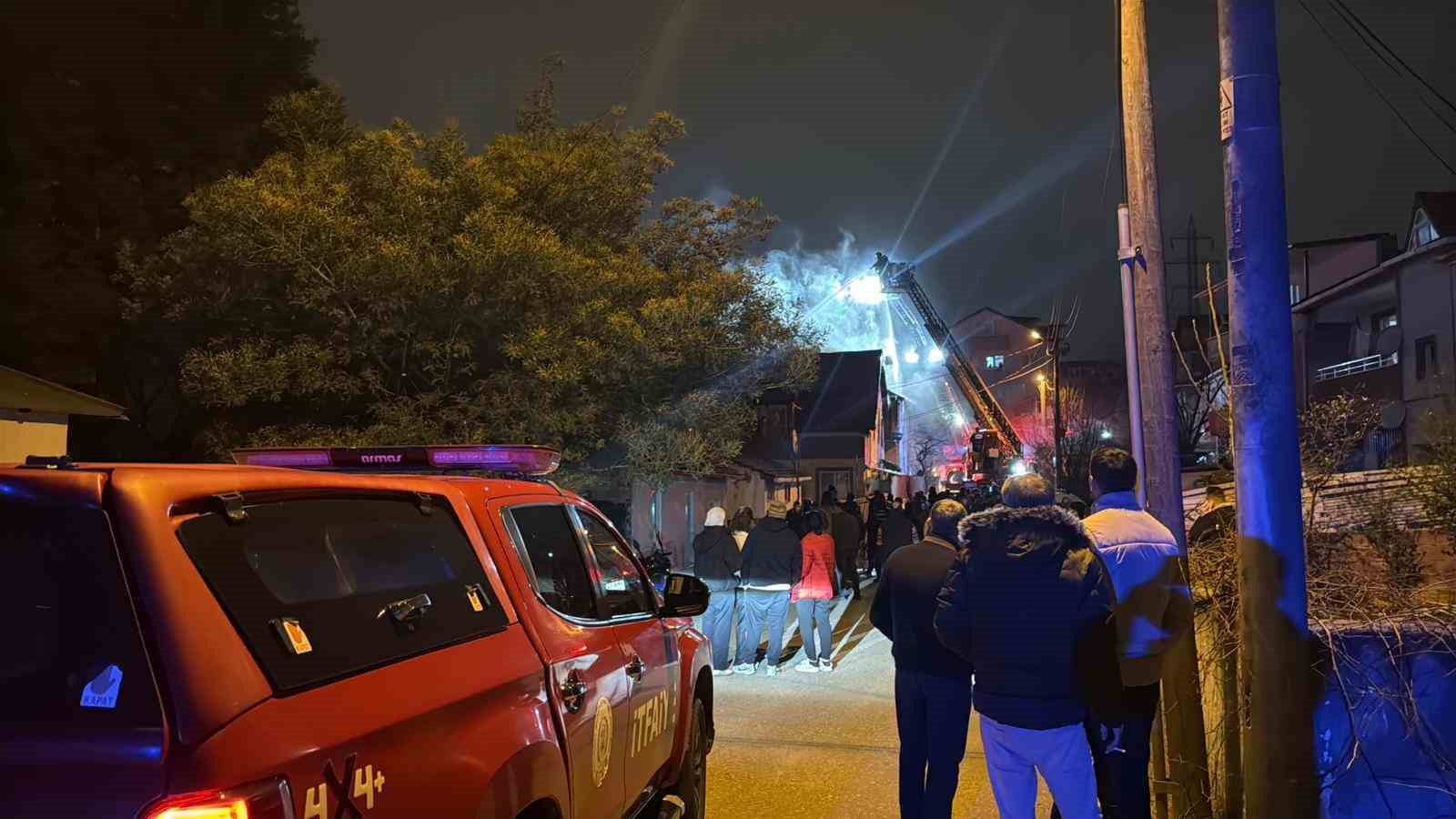 Elektrikli ısıtıcı evi alev alev yaktı: 3 kişi dumandan etkilendi
