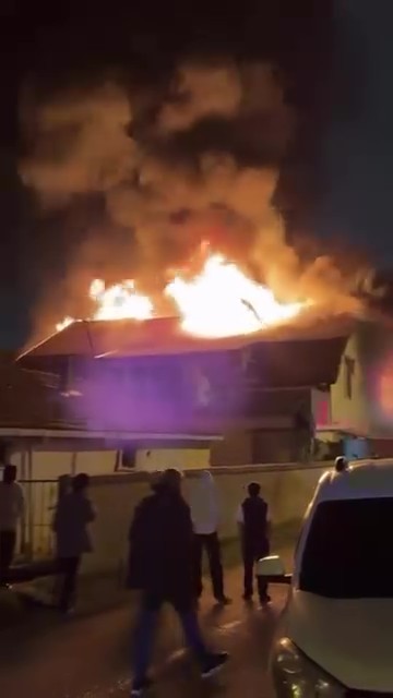 Elektrikli ısıtıcı evi alev alev yaktı: 3 kişi dumandan etkilendi
