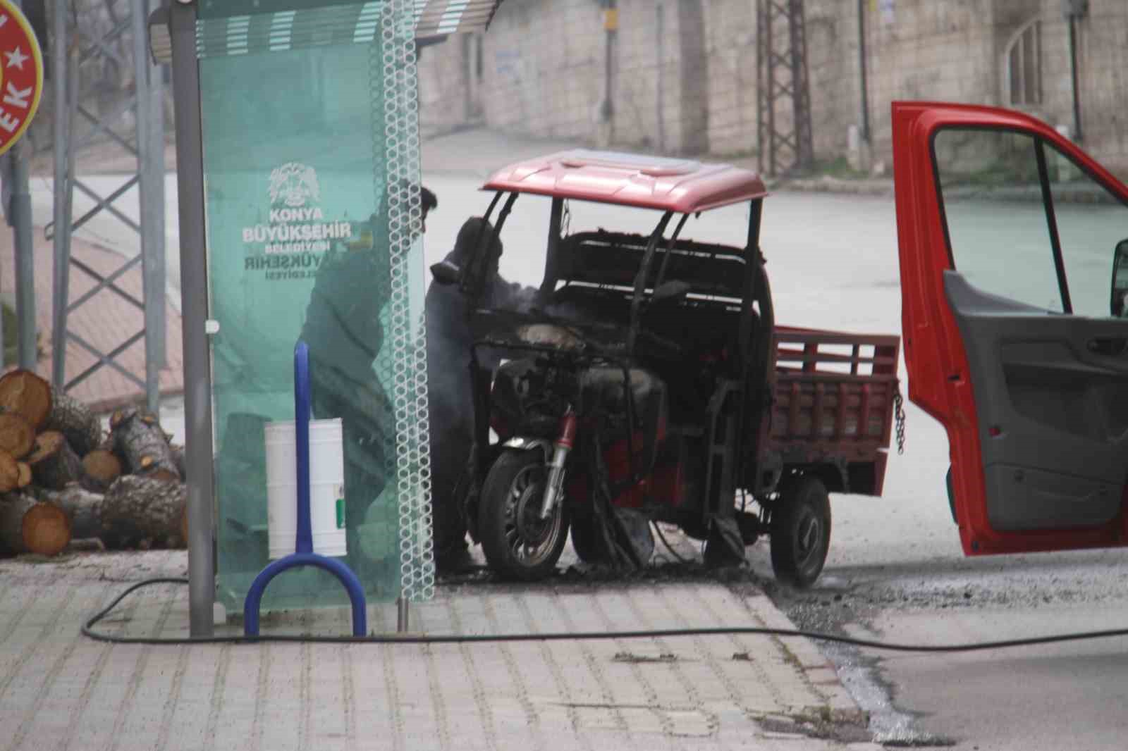 Elektrikli üç tekerlekli motosiklet alev alev yandı
