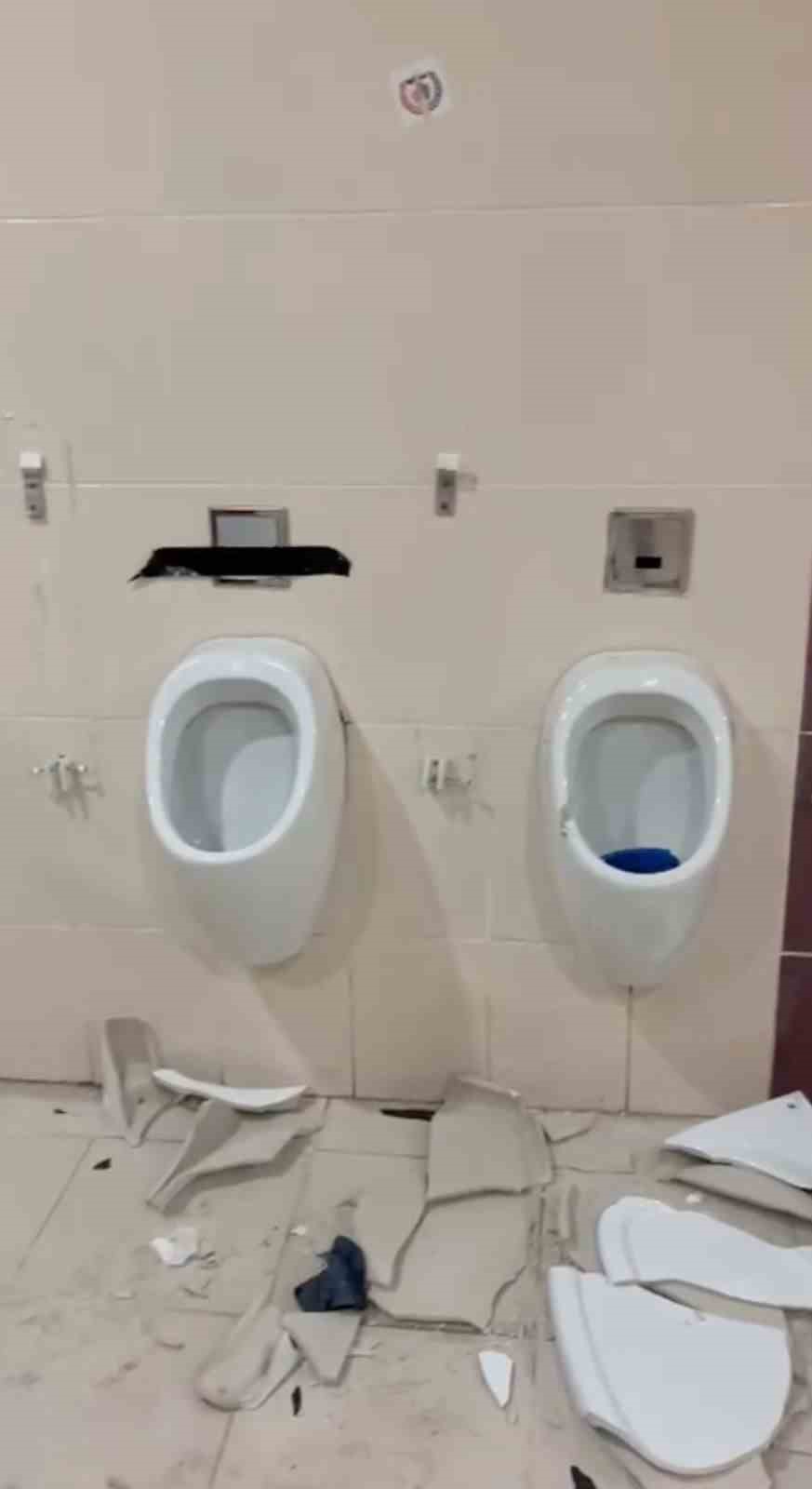 Elenen Balıkesirspor taraftarı hırsını deplasman tuvaletlerinden çıkardı
