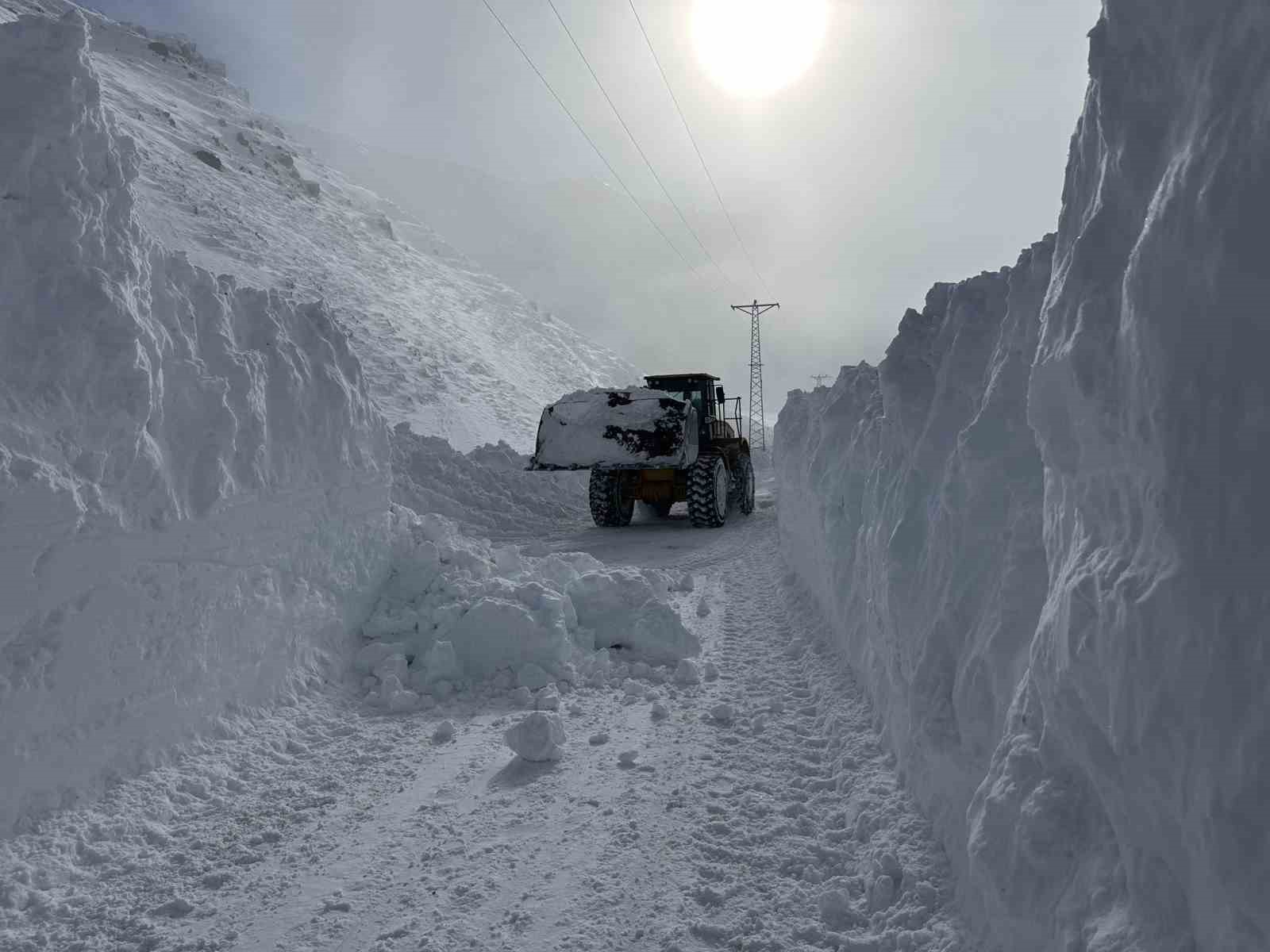 Eleşkirt’te çığ düşen Hayrangöl Köyü yolu ulaşıma açıldı

