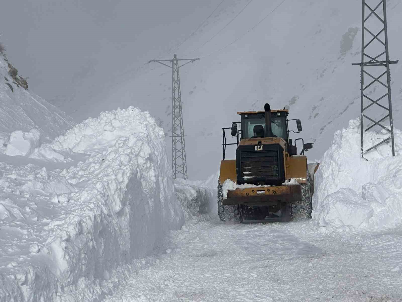 Eleşkirt’te çığ düşen Hayrangöl Köyü yolu ulaşıma açıldı
