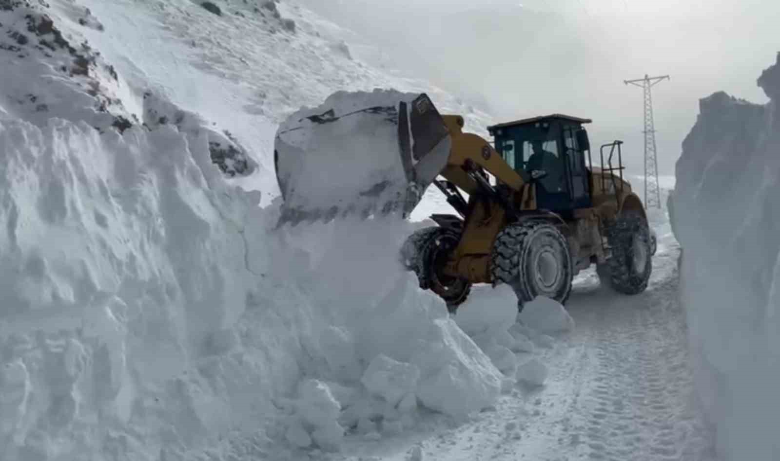 Eleşkirt’te çığ düşen Hayrangöl Köyü yolu ulaşıma açıldı
