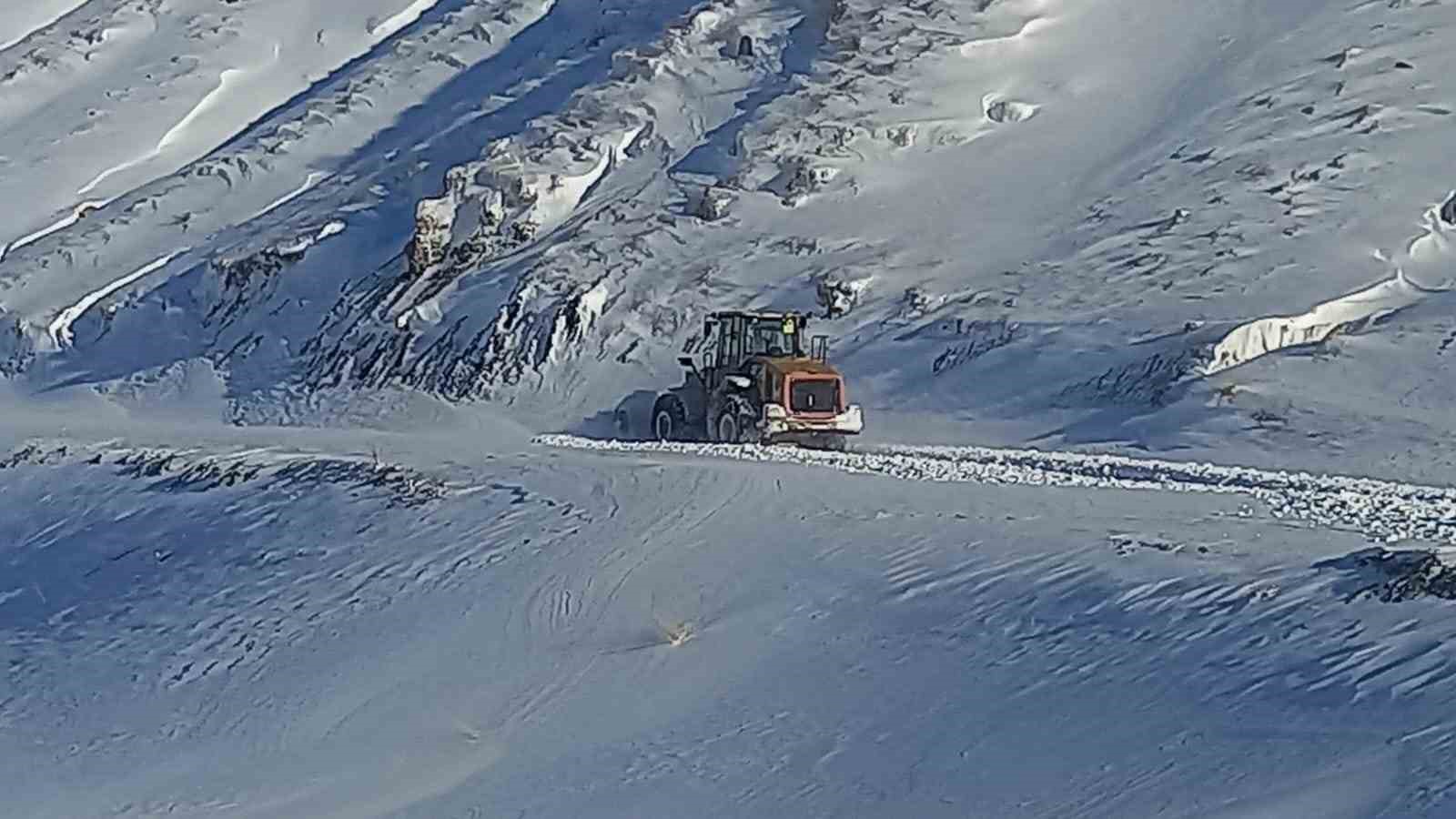 Eleşkirt’te çığ engeli kaldırıldı, 55 köy yolu ulaşıma açıldı
