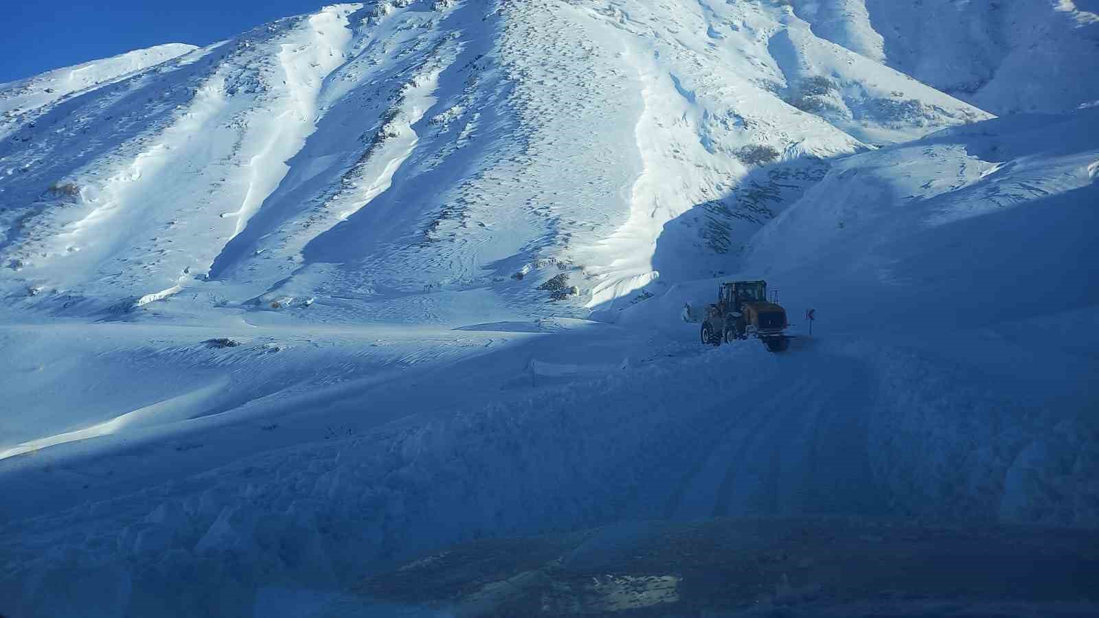 Eleşkirt’te çığ engeli kaldırıldı, 55 köy yolu ulaşıma açıldı
