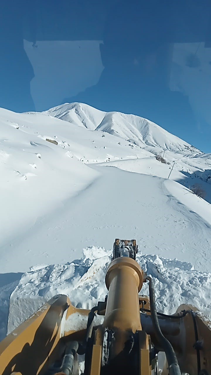 Eleşkirt’te çığ engeli kaldırıldı, 55 köy yolu ulaşıma açıldı
