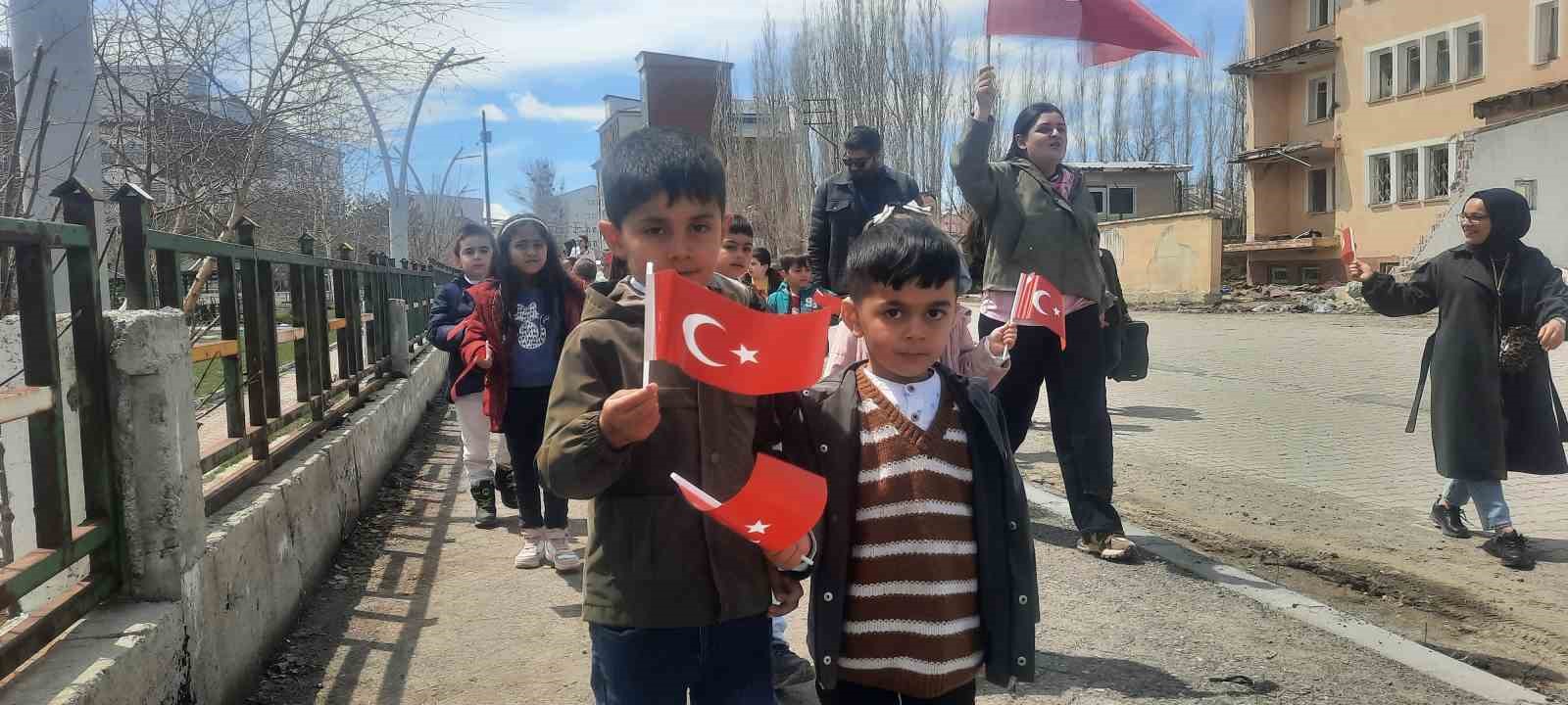 Eleşkirt’te çocuklar ilk bayramlarını aileleriyle okulda kutladılar
