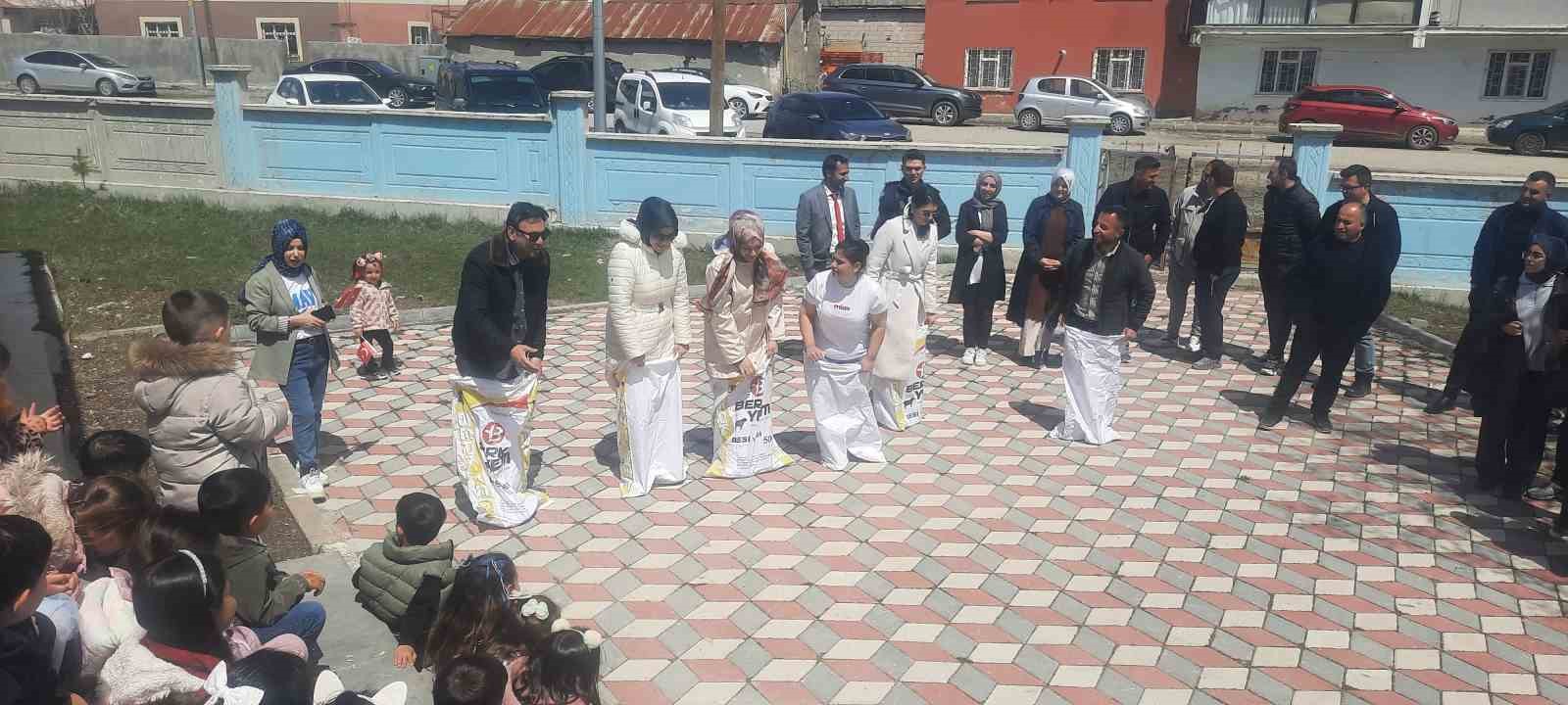 Eleşkirt’te çocuklar ilk bayramlarını aileleriyle okulda kutladılar
