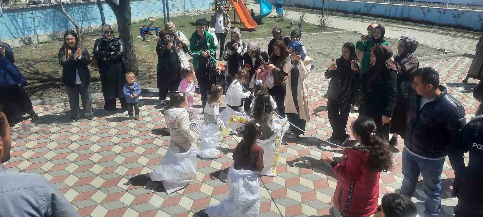 Eleşkirt’te çocuklar ilk bayramlarını aileleriyle okulda kutladılar
