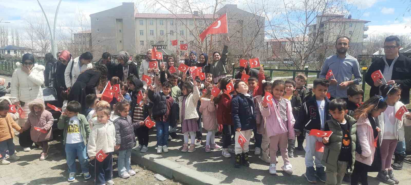 Eleşkirt’te çocuklar ilk bayramlarını aileleriyle okulda kutladılar
