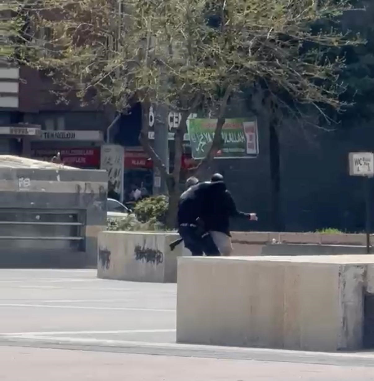 Elinde silahla polise kendini ihbar etti, etrafa ateş açtı
