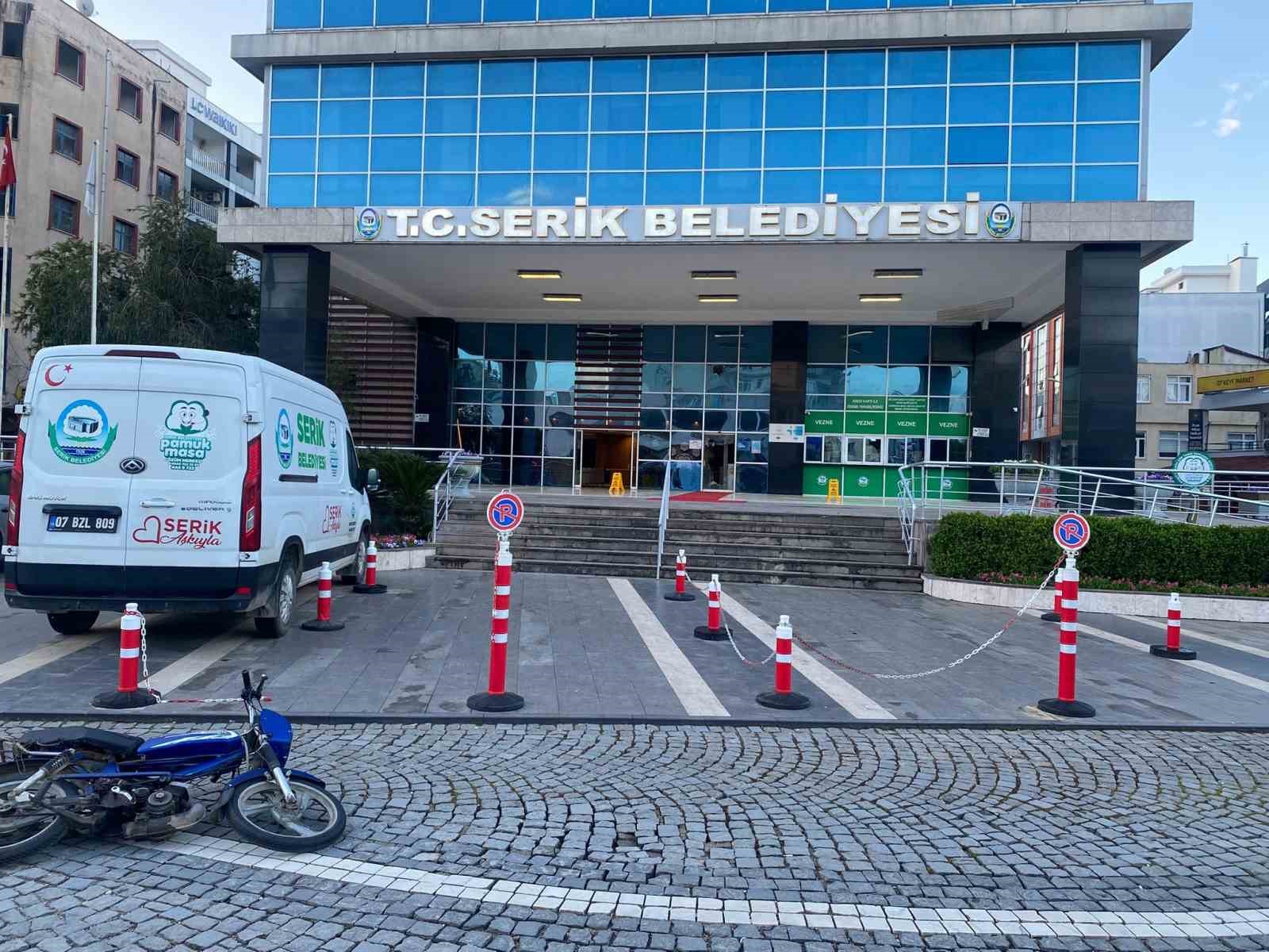 Elindeki pompalı tüfekle belediye binasına ateş açtı
