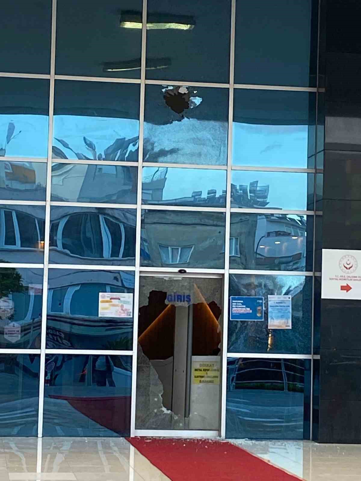 Elindeki pompalı tüfekle belediye binasına ateş açtı
