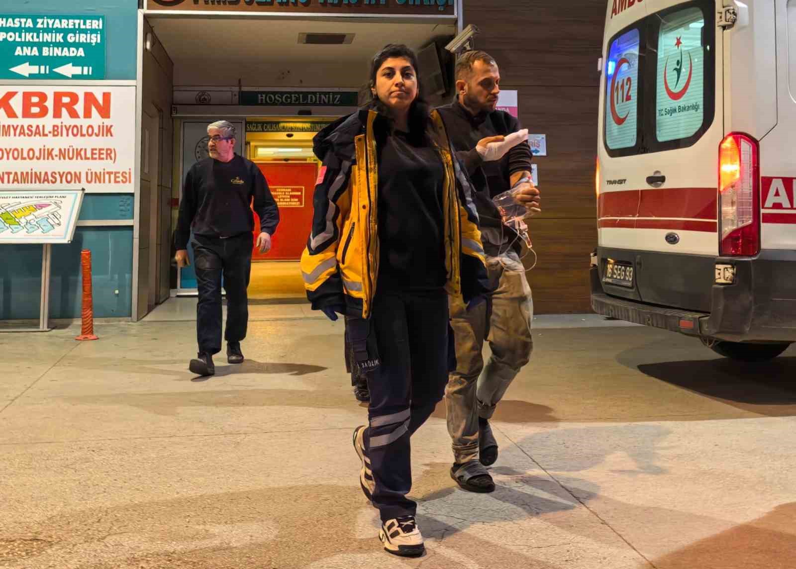 Elini karma makinesine kaptırdı
