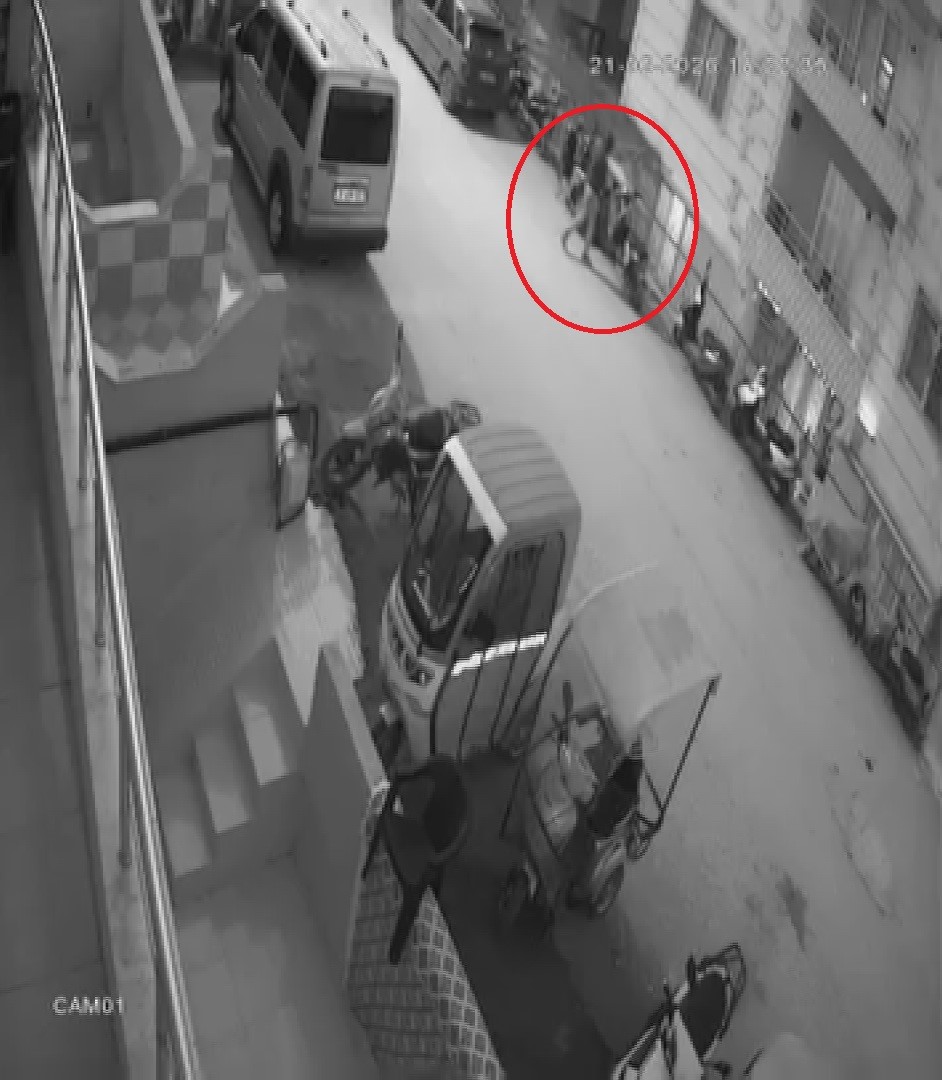 Elini kolunu sallayarak iftar saatinde motosiklet çalan şahıs kamerada
