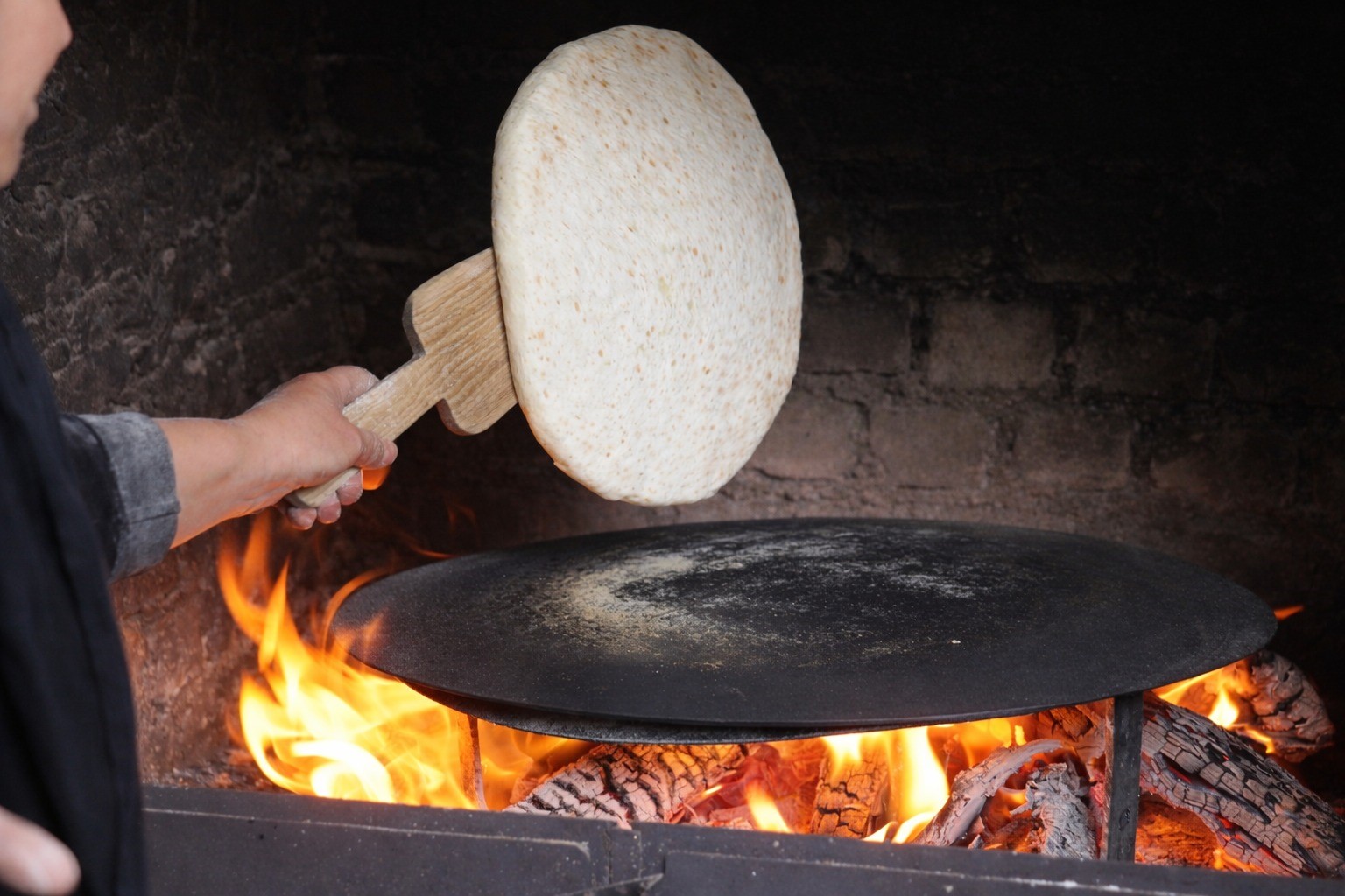 Elinin hamuru ile ekmeğin kazanıyor
