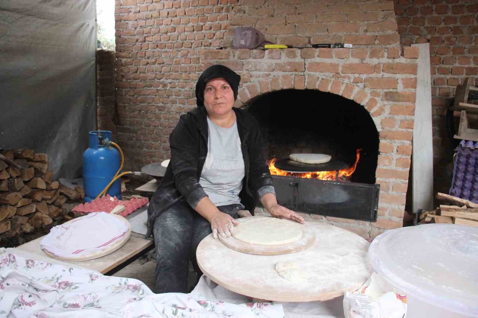 Elinin hamuru ile ekmeğin kazanıyor
