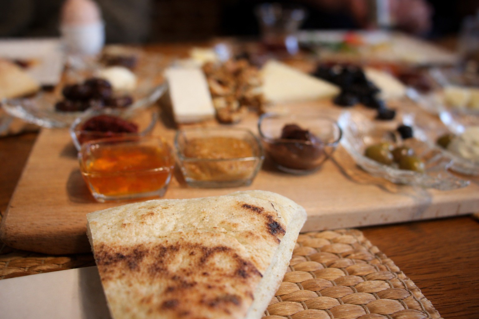 Elinin hamuru ile ekmeğin kazanıyor
