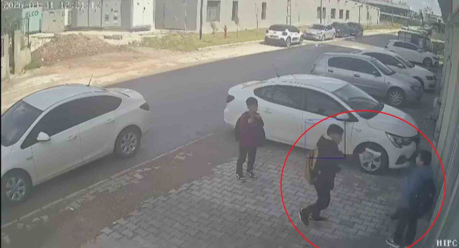 Ellerindeki oyuncak silahla 11 yaşındaki çocuğun önünü kesen 3 akranı para istedi
