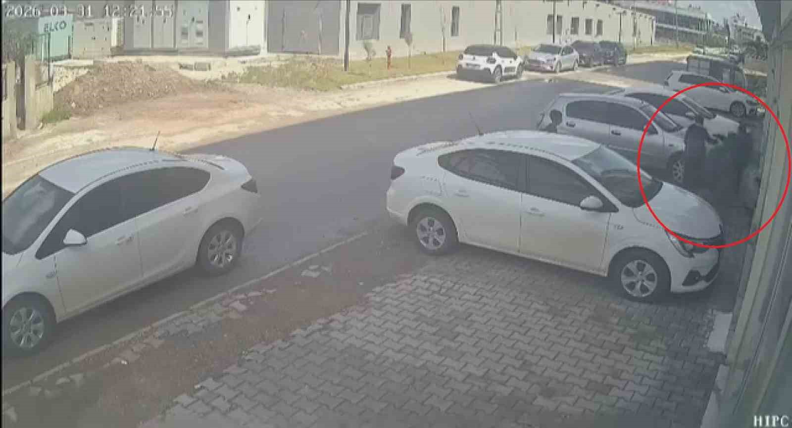 Ellerindeki oyuncak silahla 11 yaşındaki çocuğun önünü kesen 3 akranı para istedi
