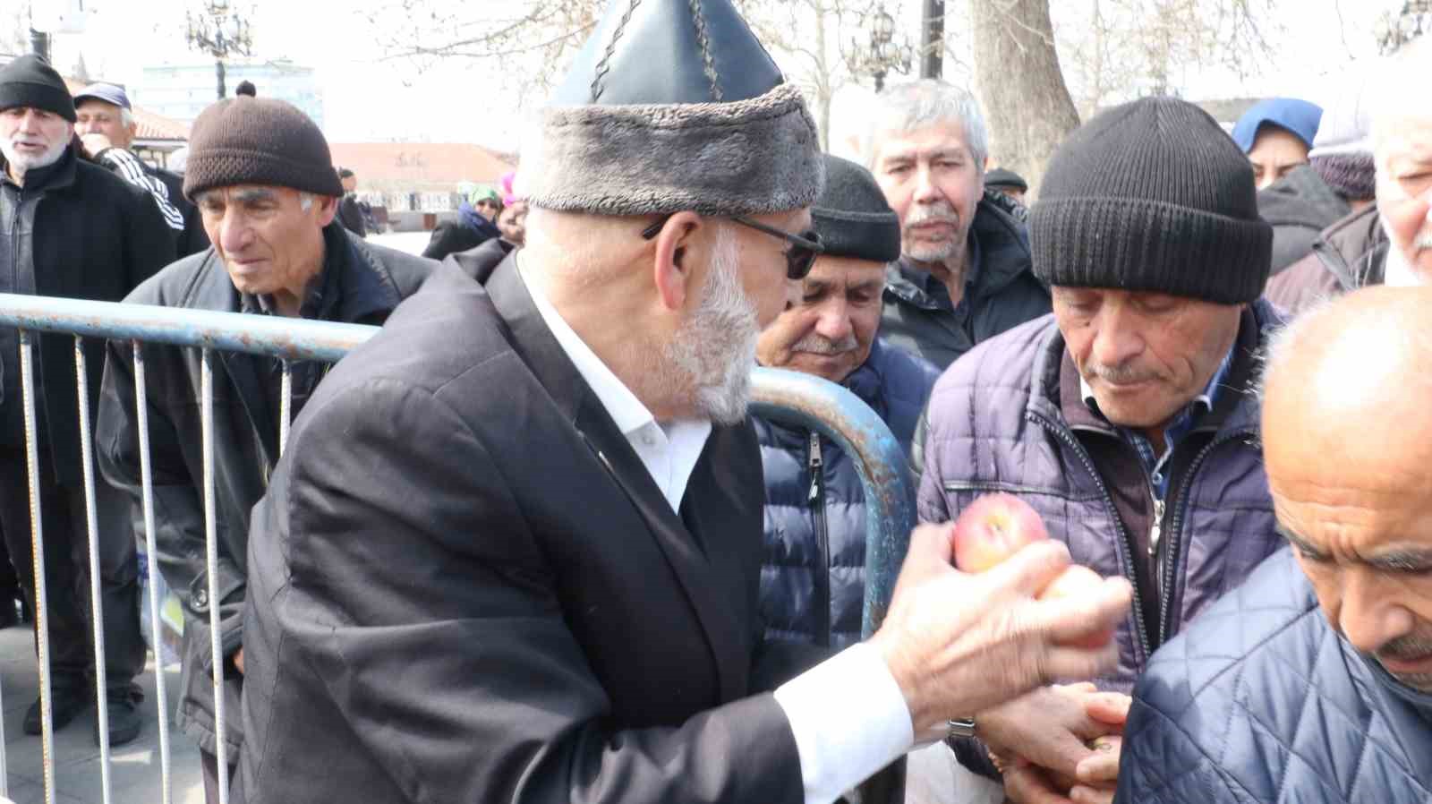 "Elmacı Dede" şehit polislerin hayrına elma dağıttı

