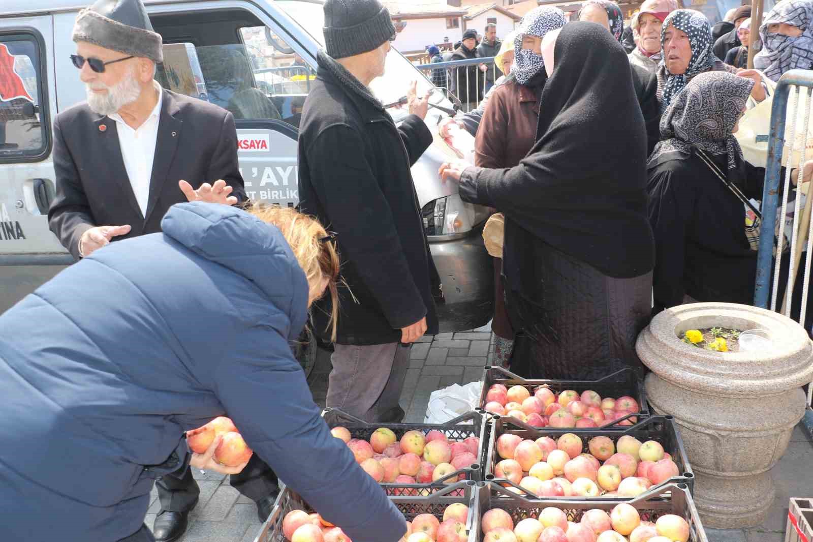 "Elmacı Dede" şehit polislerin hayrına elma dağıttı
