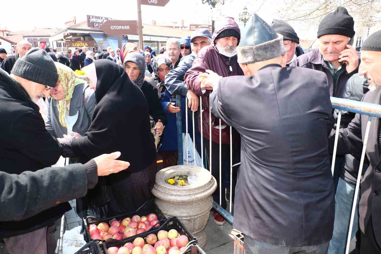 "Elmacı Dede" şehit polislerin hayrına elma dağıttı
