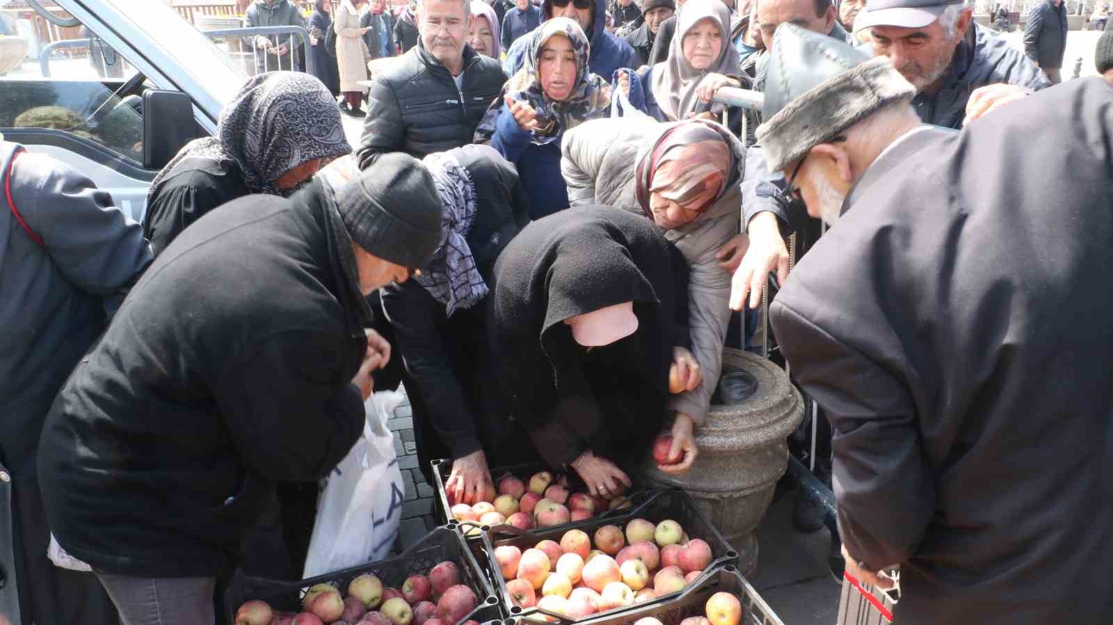 "Elmacı Dede" şehit polislerin hayrına elma dağıttı

