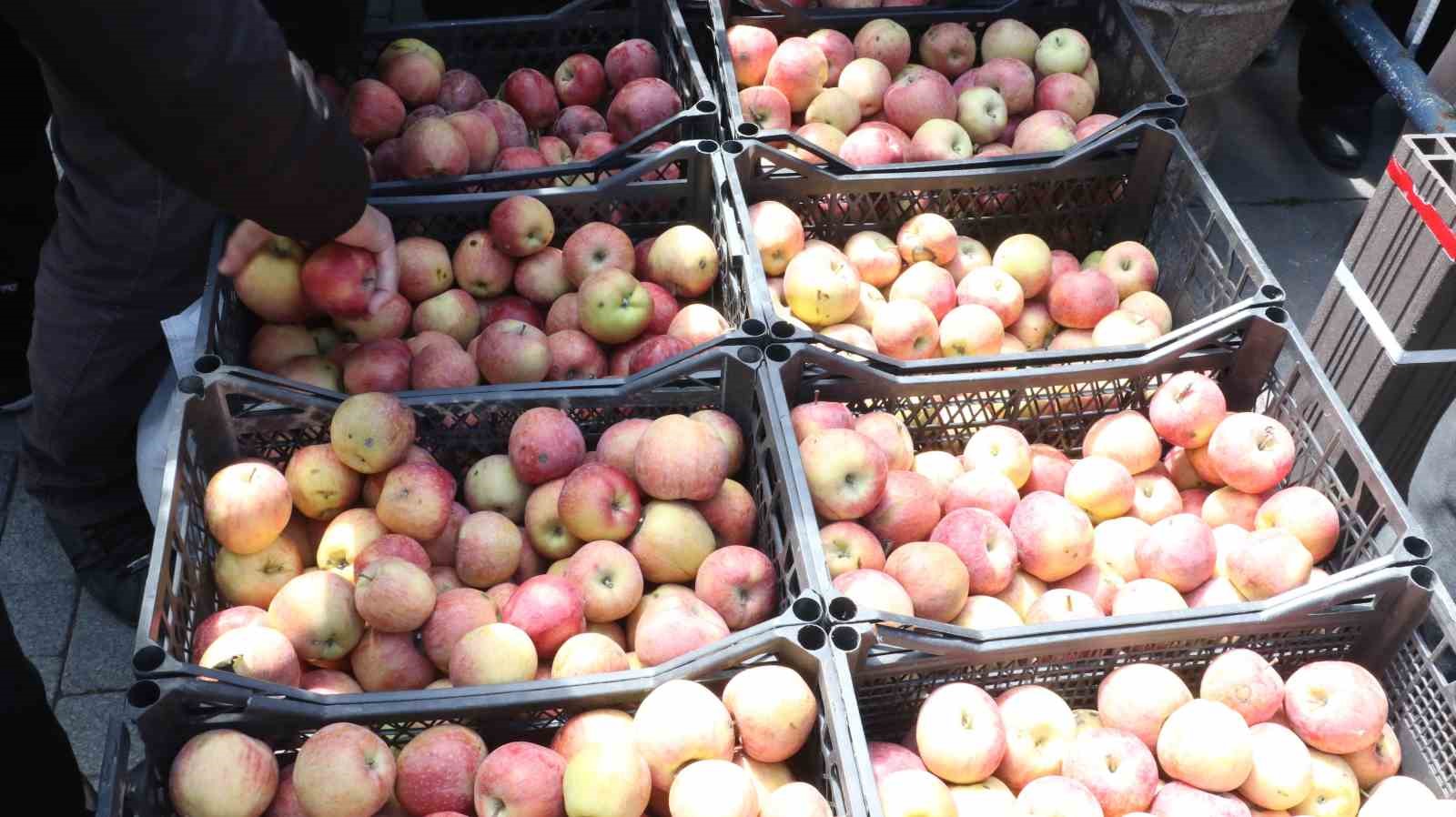 "Elmacı Dede" şehit polislerin hayrına elma dağıttı
