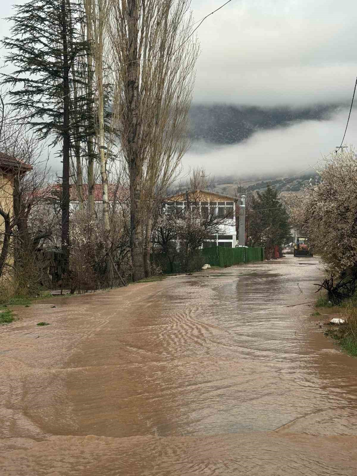 Elmalı’da dereler taştı, tarım alanları sular altında kaldı

