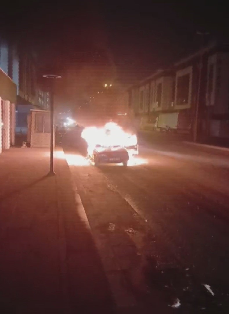 Emanet aldığı otomobil yanınca ne yapacağını şaşırdı
