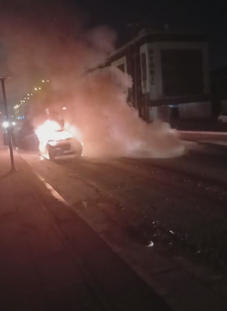 Emanet aldığı otomobil yanınca ne yapacağını şaşırdı
