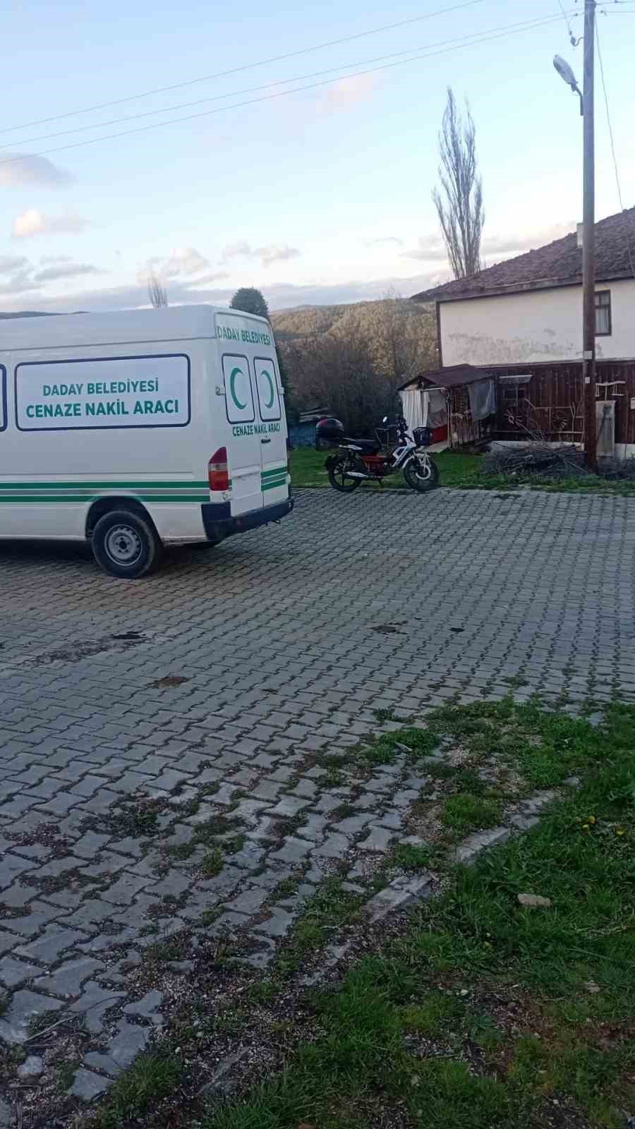 Emekli öğretmen evinde ölü bulundu
