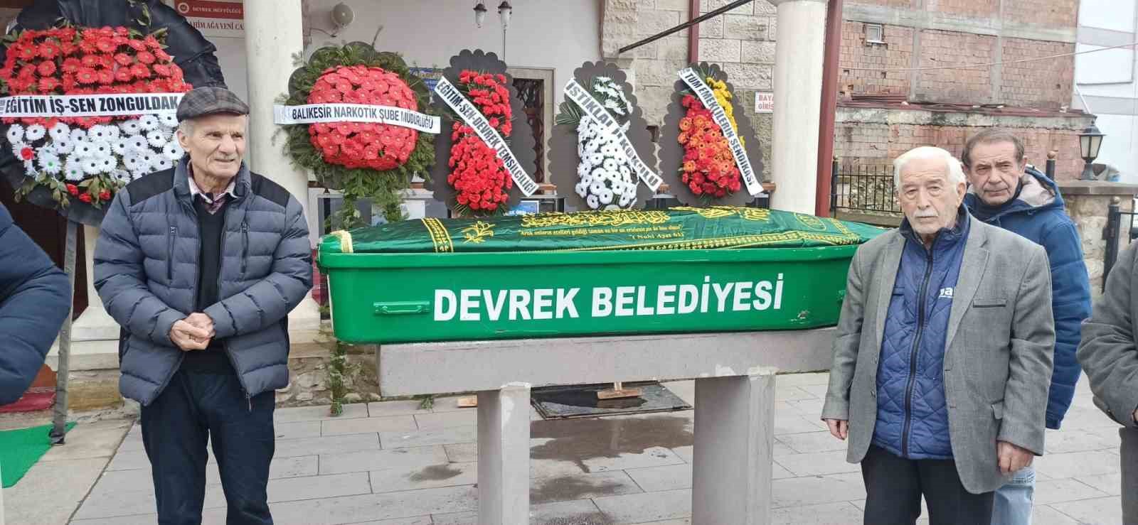 Emekli öğretmen son yolculuğuna dualarla uğurlandı
