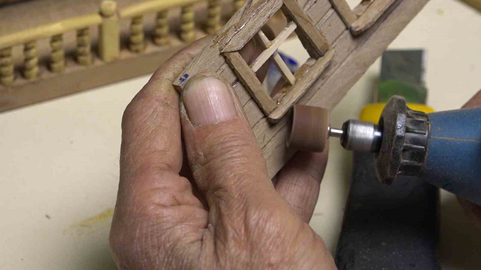 Emekli olduktan sonra yaptığı ahşap maket evler beğeni topluyor
