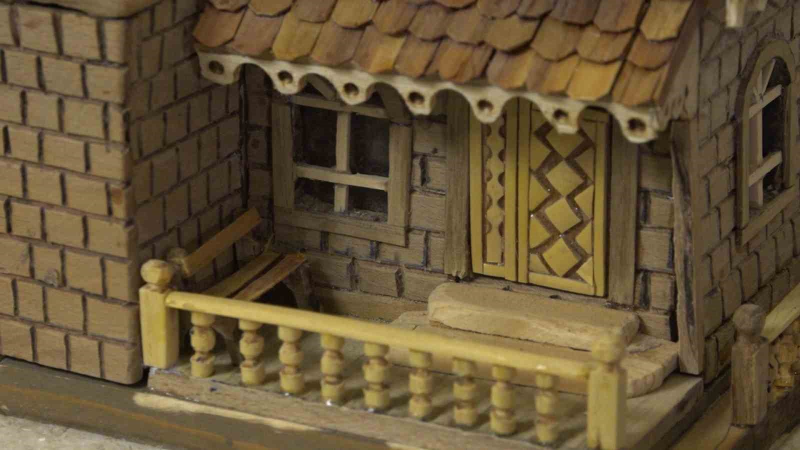 Emekli olduktan sonra yaptığı ahşap maket evler beğeni topluyor

