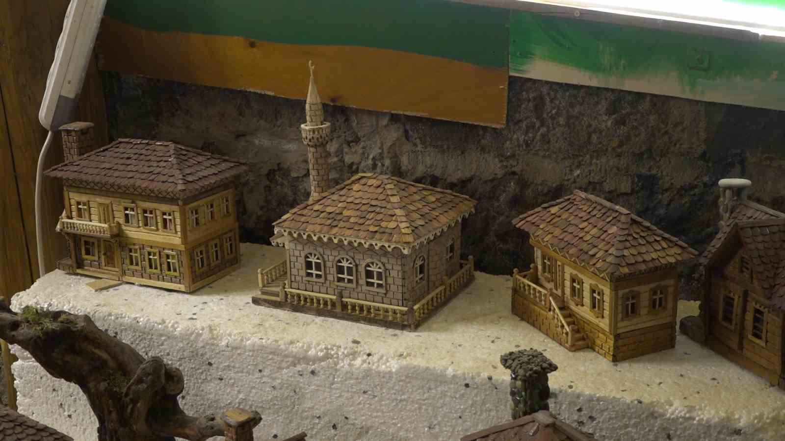 Emekli olduktan sonra yaptığı ahşap maket evler beğeni topluyor
