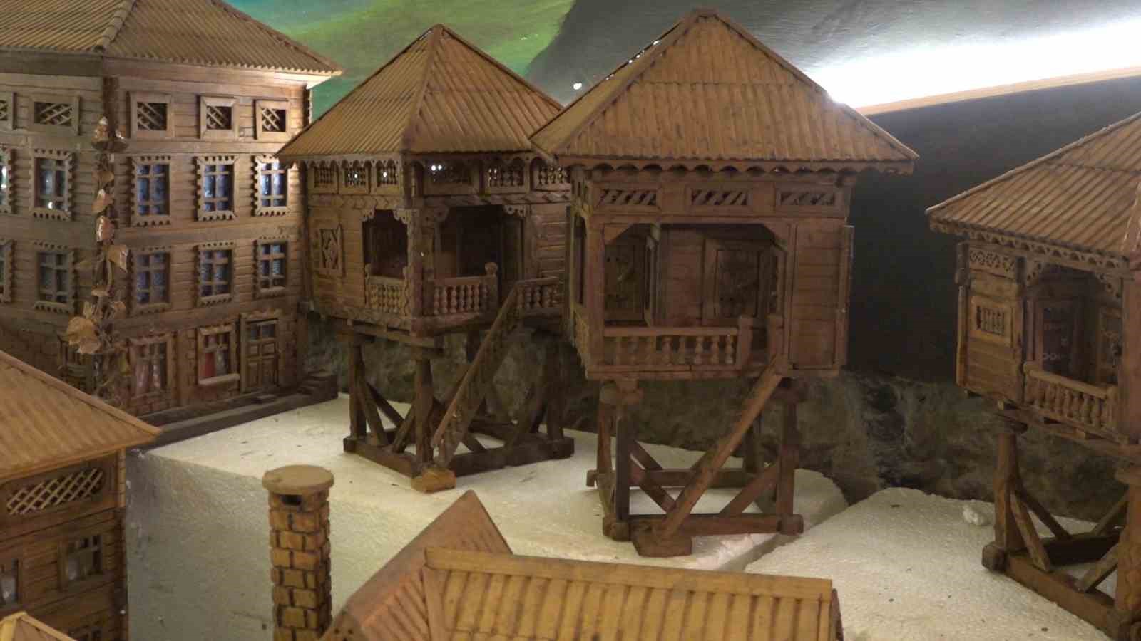 Emekli olduktan sonra yaptığı ahşap maket evler beğeni topluyor
